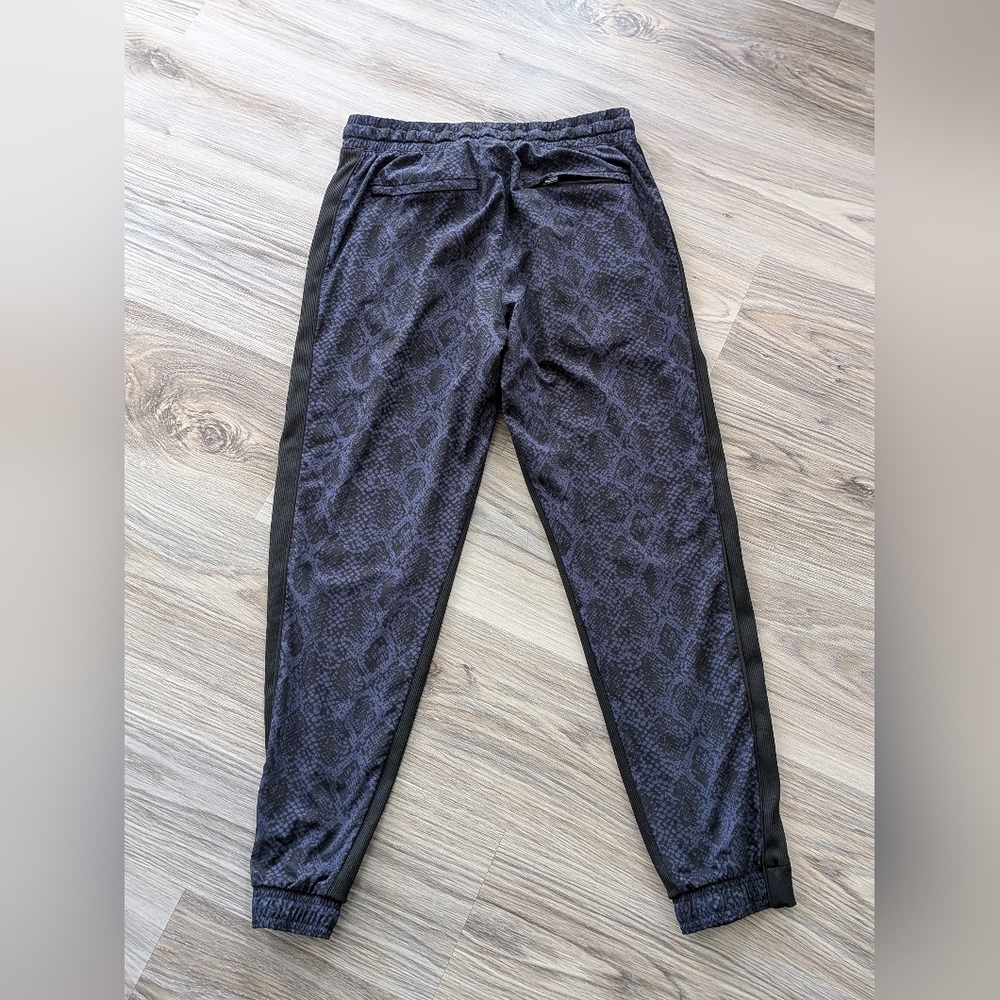 Women's Athleta Brooklyn Jogger Size 4 Snake Print Navy Like New - Picture 4 of 5